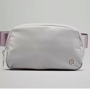 NEW LULULEMON EVERYWHERE BELT BAG COLOR!!! SILVER DROP!